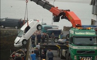 老外用吊车恶搞路人视频，老外用吊车恶搞路人视频大全