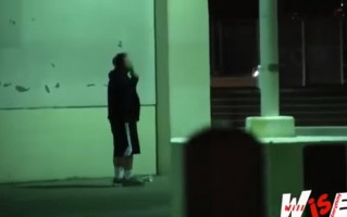 国外恶搞路人理发店视频，国外恶搞路人搞笑视频